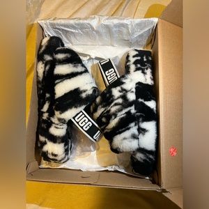 Uggs furry slides size 6